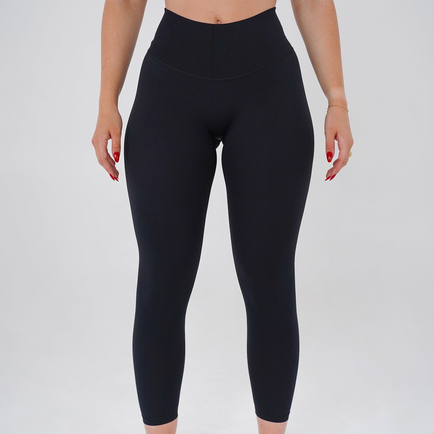 Pineapplebrat founder, influencer Alice Bozinovski, wears the Essential Leggings in Black No front seam, high-rise design, and a blend of 80% nylon, 20% spandex for breathability and sculpting. Perfect for all-day wear.