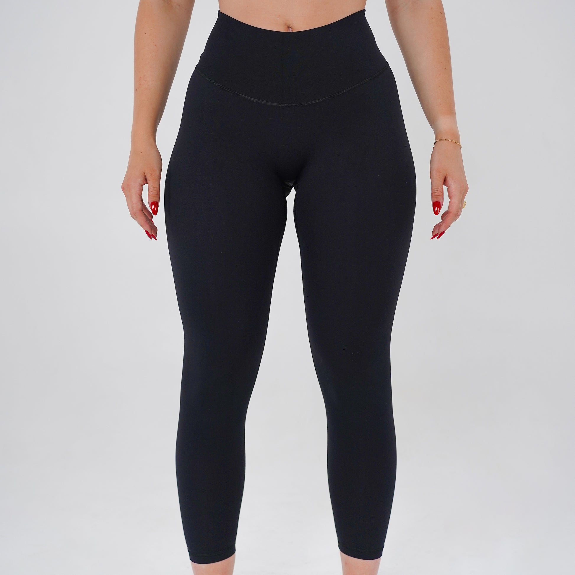 Pineapplebrat founder, influencer Alice Bozinovski, wears the Essential Leggings in Black No front seam, high-rise design, and a blend of 80% nylon, 20% spandex for breathability and sculpting. Perfect for all-day wear.