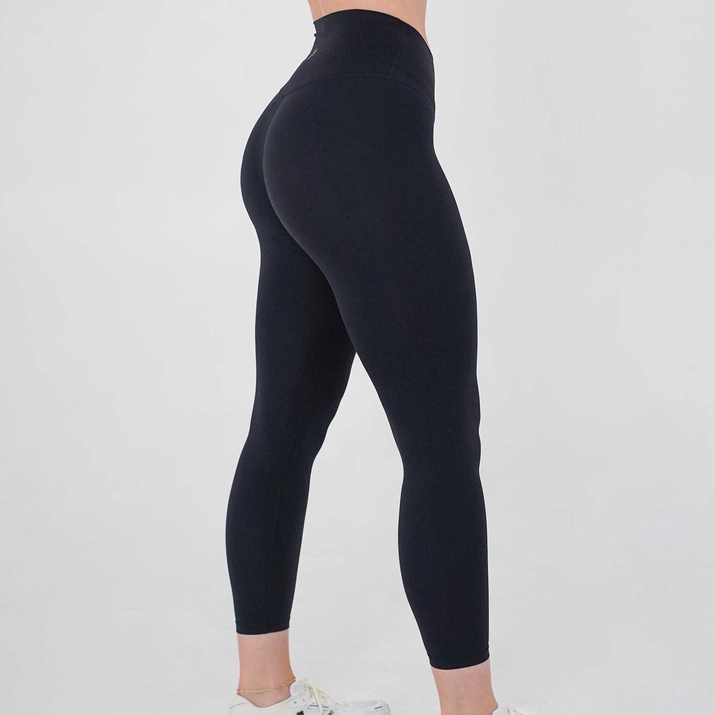 Pineapplebrat founder, influencer Alice Bozinovski, wears the Essential Leggings in Black. No front seam, high-rise design, and a blend of 80% nylon, 20% spandex for breathability and sculpting. Perfect for all-day wear.