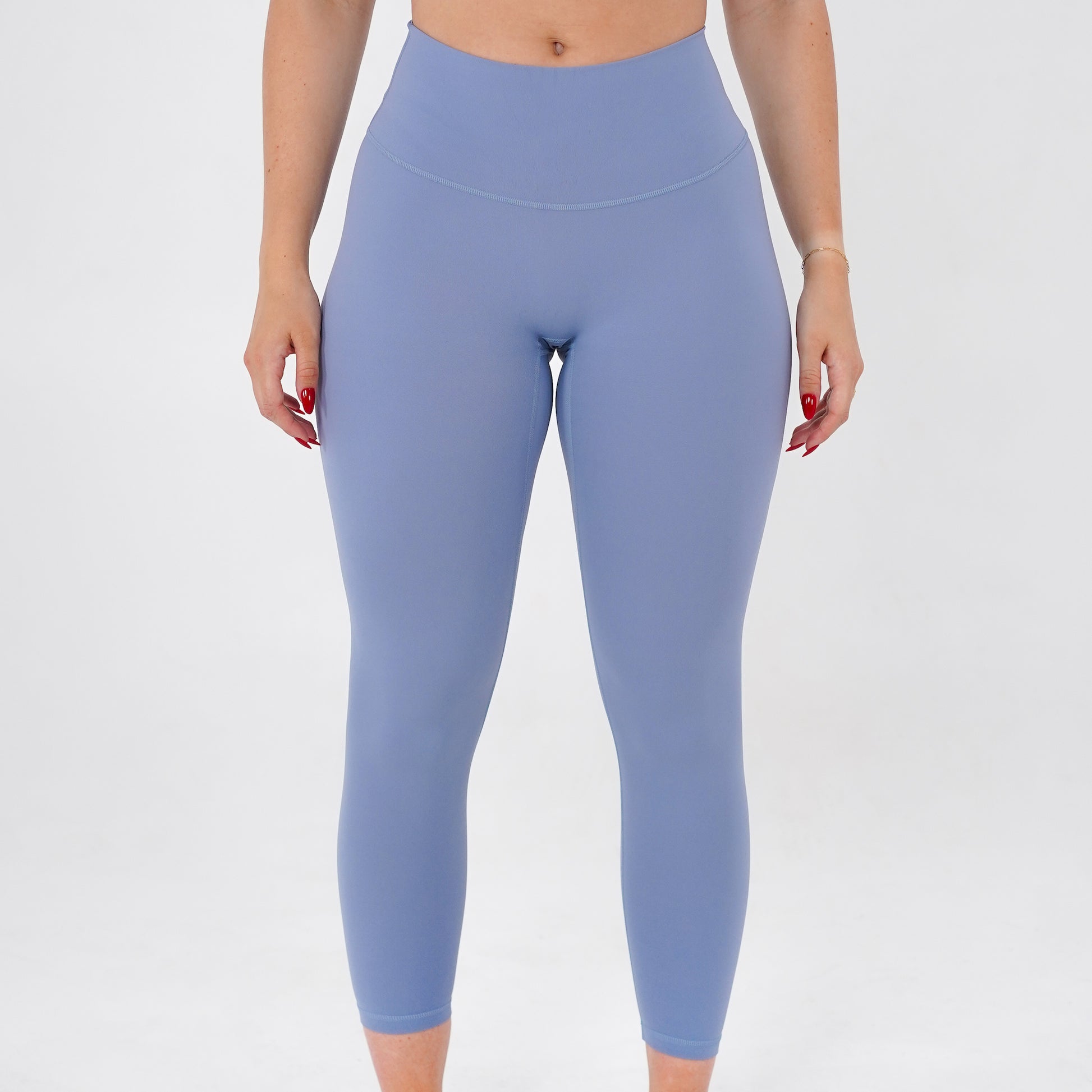 Pineapplebrat founder, influencer Alice Bozinovski, wears the Essential Leggings in Dusted Blue. No front seam, high-rise design, and a blend of 80% nylon, 20% spandex for breathability and sculpting. Perfect for all-day wear.
