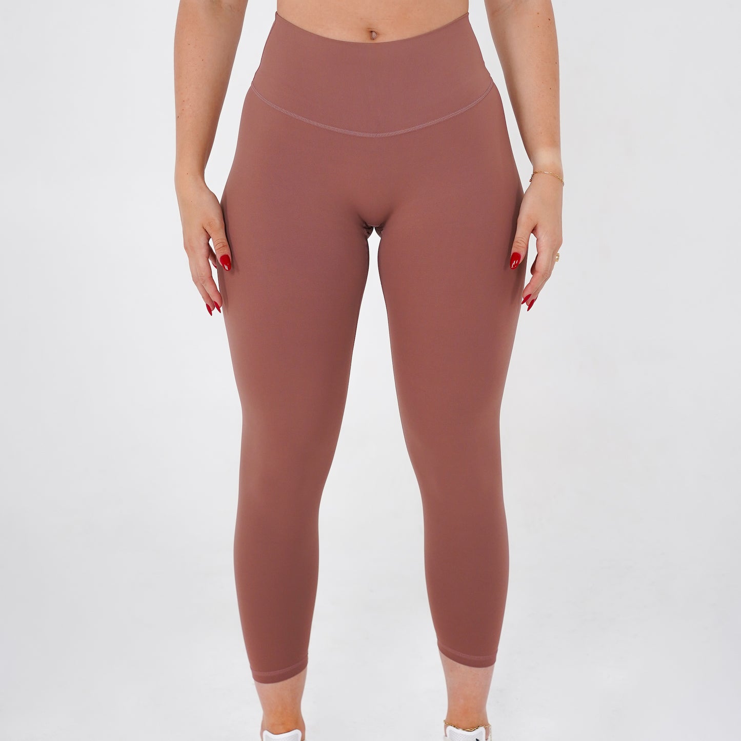 Pineapplebrat founder, influencer Alice Bozinovski, wears the Essential Leggings in Dusted Rose. No front seam, high-rise design, and a blend of 80% nylon, 20% spandex for breathability and sculpting. Perfect for all-day wear.