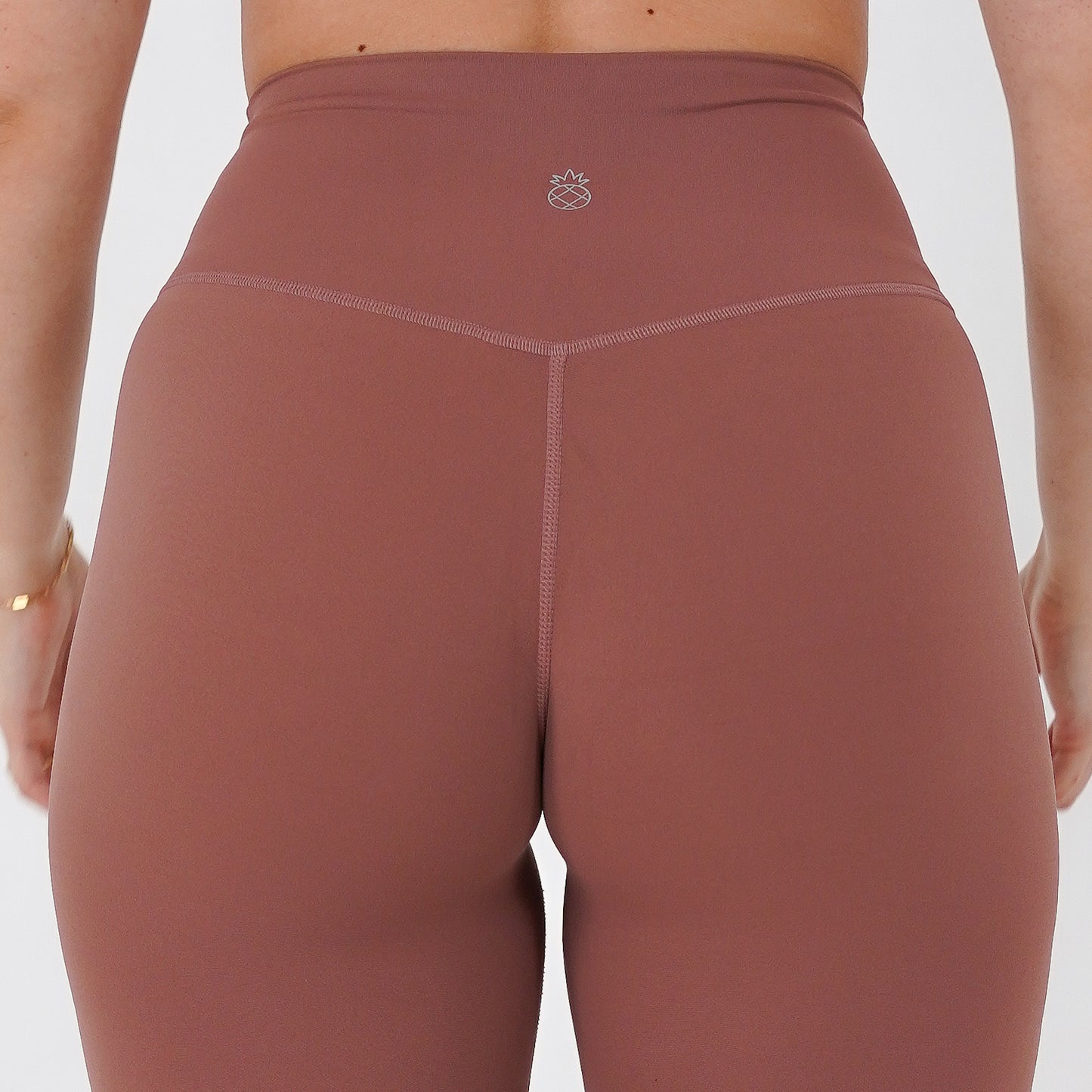 Pineapplebrat founder, influencer Alice Bozinovski, wears the Essential Leggings in Dusted Rose. No front seam, high-rise design, and a blend of 80% nylon, 20% spandex for breathability and sculpting. Perfect for all-day wear.