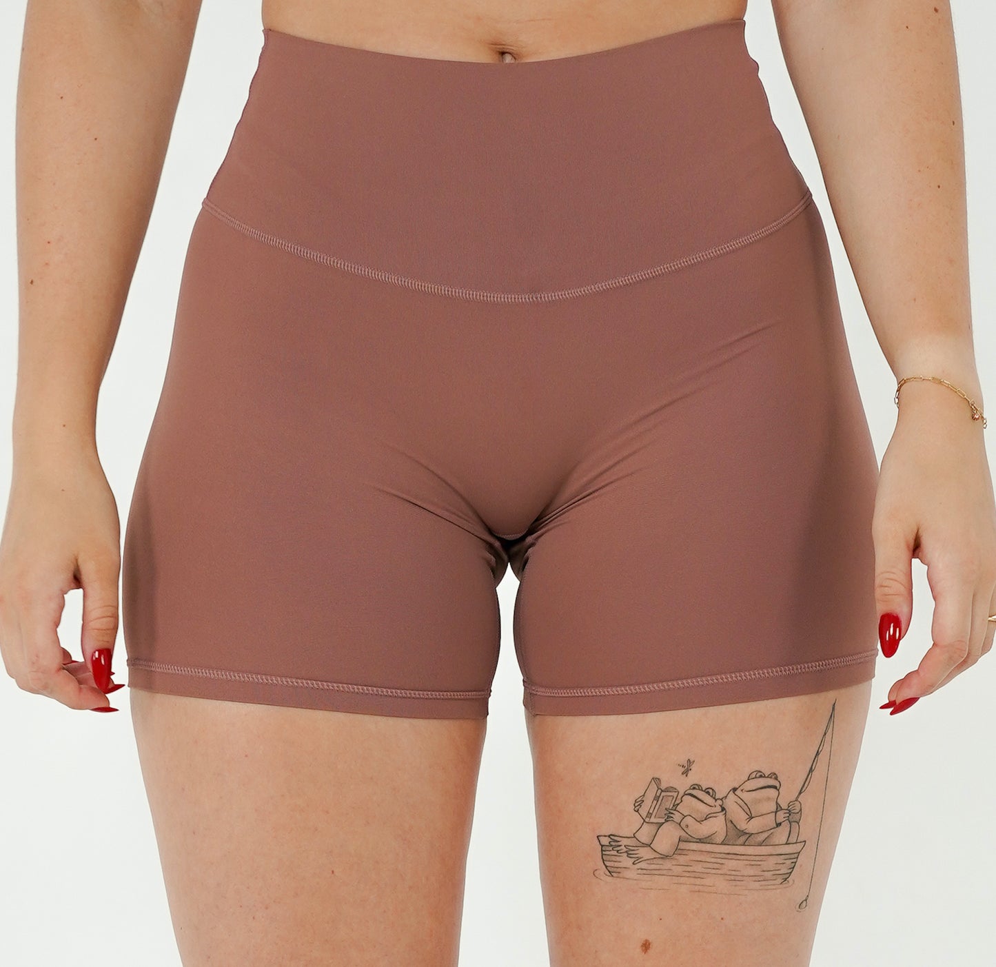 Pineapplebrat founder, influencer Alice Bozinovski, wears the Essential Shorts in Dusted Rose. Smooth comfort with our 5” inseam shorts—no front seam, high-rise design, and a blend of 80% nylon, 20% spandex for breathability and sculpting. Perfect for all-day wear.