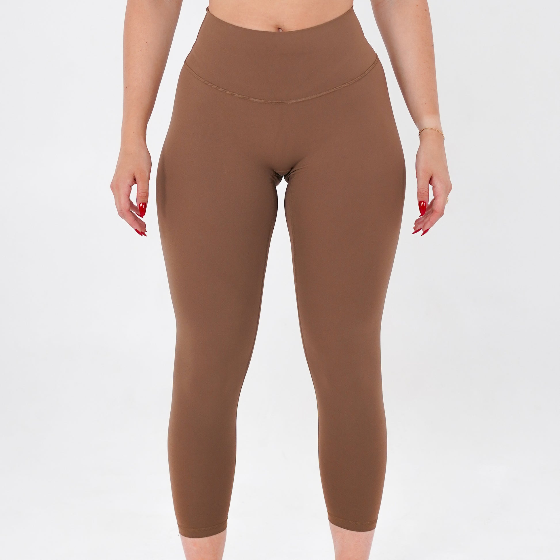 Pineapplebrat founder, influencer Alice Bozinovski, wears the Essential Leggings in Latte. No front seam, high-rise design, and a blend of 80% nylon, 20% spandex for breathability and sculpting. Perfect for all-day wear.