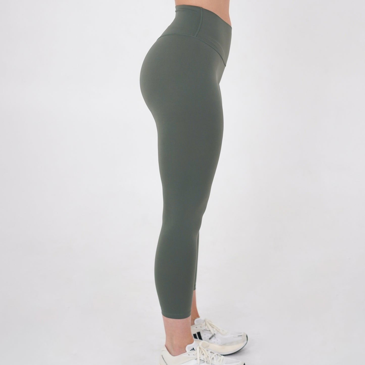 Pineapplebrat founder, influencer Alice Bozinovski, wears the Essential Leggings in Sage. No front seam, high-rise design, and a blend of 80% nylon, 20% spandex for breathability and sculpting. Perfect for all-day wear.